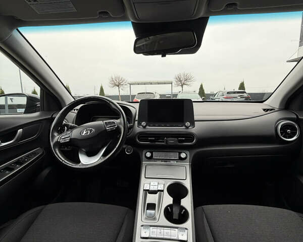 Сірий Хендай Kona, об'ємом двигуна 0 л та пробігом 91 тис. км за 18999 $, фото 4 на Automoto.ua