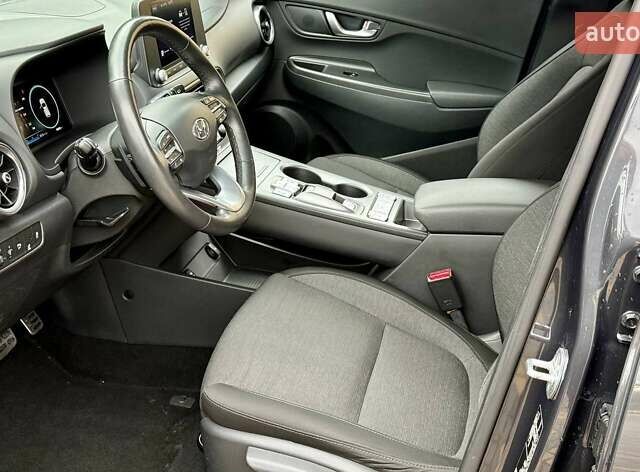 Серый Хендай Kona, объемом двигателя 0 л и пробегом 97 тыс. км за 18700 $, фото 16 на Automoto.ua