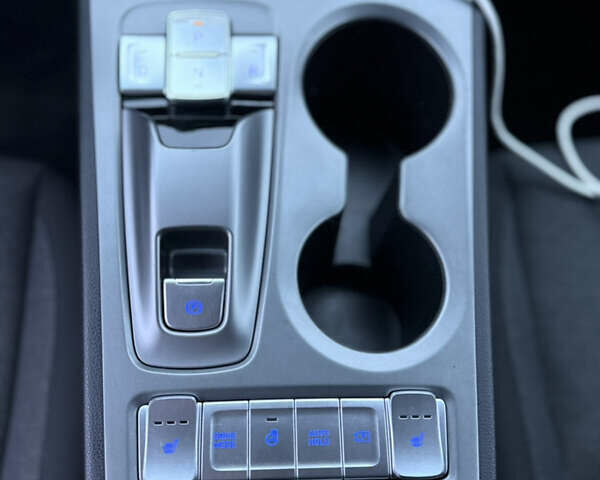 Серый Хендай Kona, объемом двигателя 0 л и пробегом 97 тыс. км за 16600 $, фото 15 на Automoto.ua