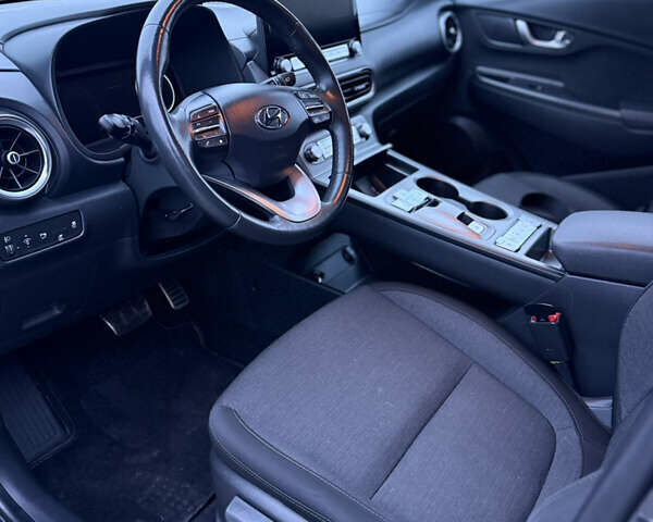 Серый Хендай Kona, объемом двигателя 0 л и пробегом 97 тыс. км за 16600 $, фото 26 на Automoto.ua