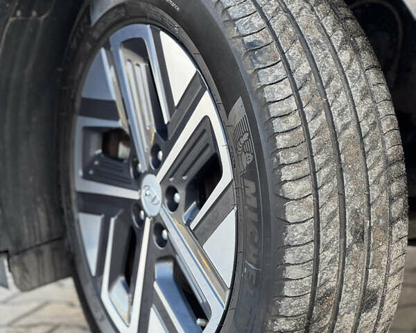 Серый Хендай Kona, объемом двигателя 0 л и пробегом 60 тыс. км за 19700 $, фото 12 на Automoto.ua