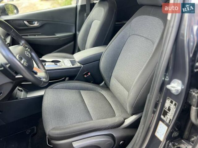 Сірий Хендай Kona, об'ємом двигуна 0 л та пробігом 93 тис. км за 16450 $, фото 16 на Automoto.ua