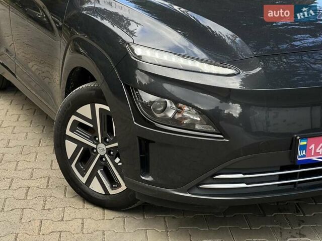 Сірий Хендай Kona, об'ємом двигуна 0 л та пробігом 93 тис. км за 16450 $, фото 4 на Automoto.ua