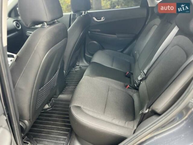 Серый Хендай Kona, объемом двигателя 0 л и пробегом 58 тыс. км за 16950 $, фото 16 на Automoto.ua