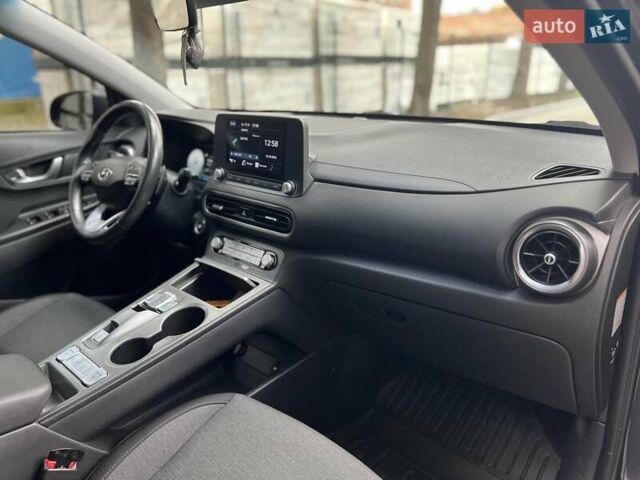 Серый Хендай Kona, объемом двигателя 0 л и пробегом 58 тыс. км за 16950 $, фото 12 на Automoto.ua