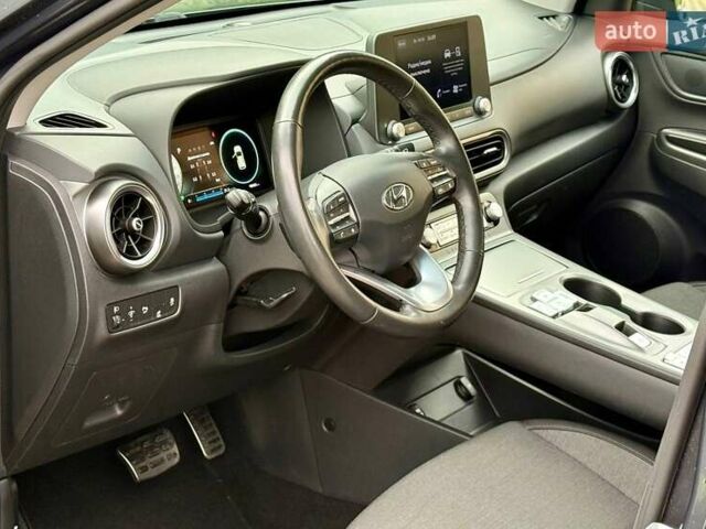 Серый Хендай Kona, объемом двигателя 0 л и пробегом 97 тыс. км за 18700 $, фото 17 на Automoto.ua