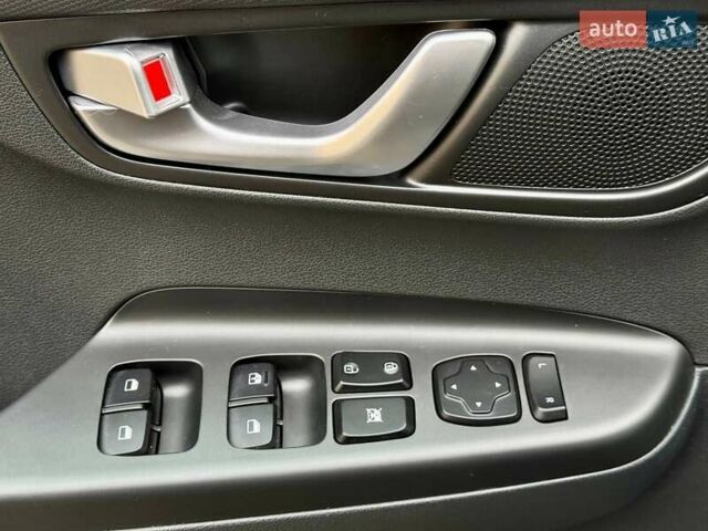 Серый Хендай Kona, объемом двигателя 0 л и пробегом 52 тыс. км за 17200 $, фото 15 на Automoto.ua