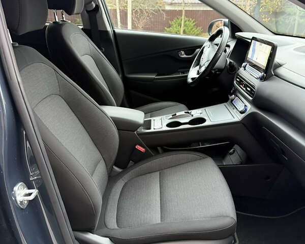 Серый Хендай Kona, объемом двигателя 0 л и пробегом 53 тыс. км за 17400 $, фото 27 на Automoto.ua