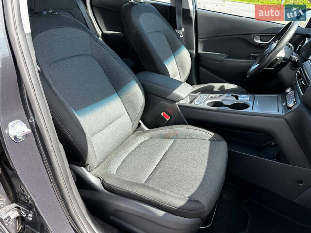 Сірий Хендай Kona, об'ємом двигуна 0 л та пробігом 38 тис. км за 17888 $, фото 38 на Automoto.ua