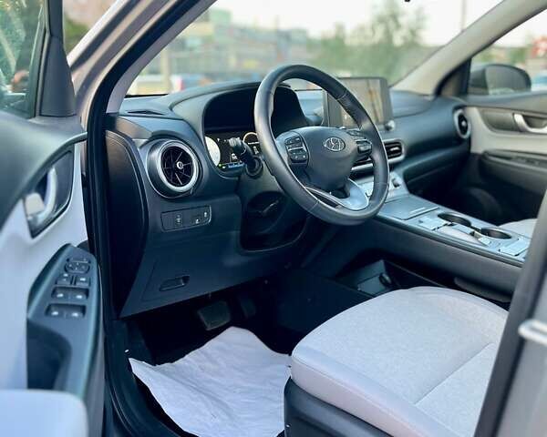 Серый Хендай Kona, объемом двигателя 0 л и пробегом 34 тыс. км за 20999 $, фото 7 на Automoto.ua