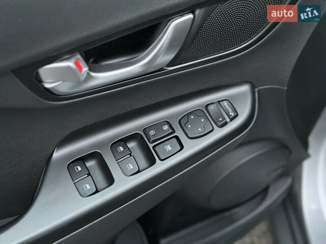 Сірий Хендай Kona, об'ємом двигуна 0 л та пробігом 57 тис. км за 17900 $, фото 13 на Automoto.ua