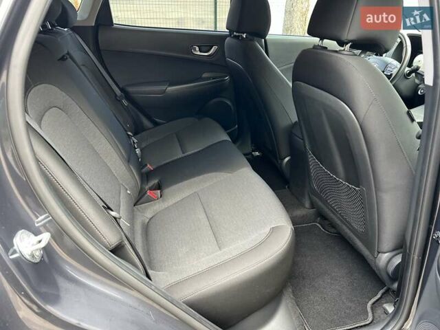 Сірий Хендай Kona, об'ємом двигуна 0 л та пробігом 93 тис. км за 16450 $, фото 18 на Automoto.ua