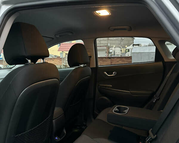 Сірий Хендай Kona, об'ємом двигуна 0 л та пробігом 57 тис. км за 17900 $, фото 28 на Automoto.ua