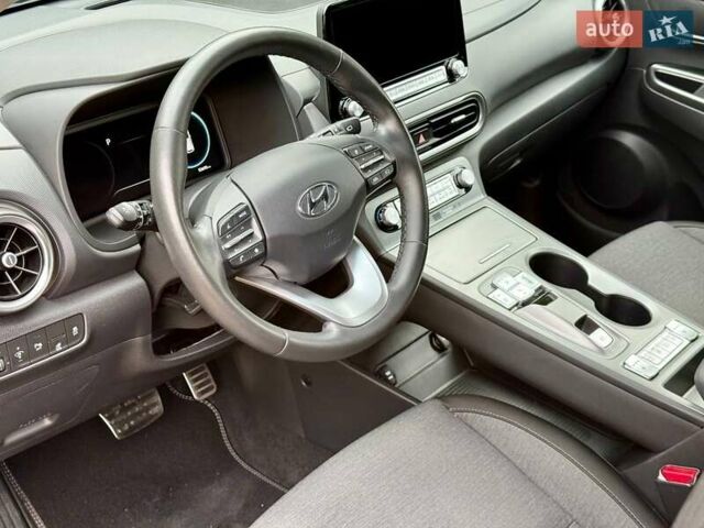 Серый Хендай Kona, объемом двигателя 0 л и пробегом 52 тыс. км за 17200 $, фото 19 на Automoto.ua