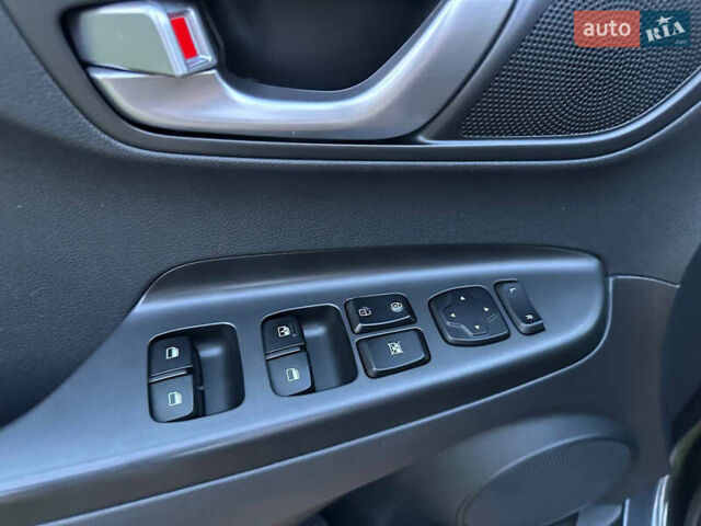 Сірий Хендай Kona, об'ємом двигуна 0 л та пробігом 66 тис. км за 16000 $, фото 9 на Automoto.ua
