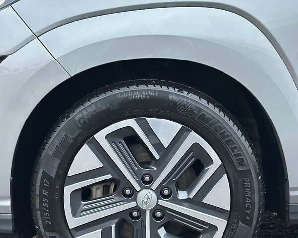 Сірий Хендай Kona, об'ємом двигуна 0 л та пробігом 57 тис. км за 17900 $, фото 11 на Automoto.ua