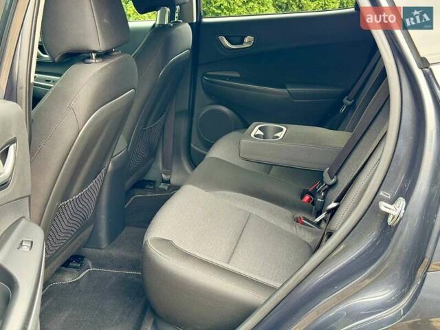 Серый Хендай Kona, объемом двигателя 0 л и пробегом 52 тыс. км за 17200 $, фото 21 на Automoto.ua