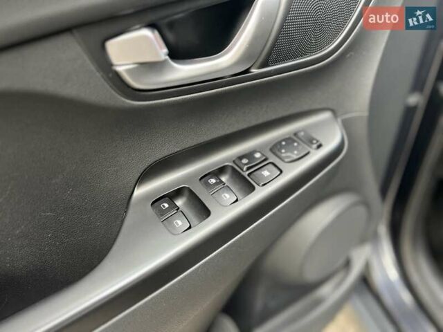 Серый Хендай Kona, объемом двигателя 0 л и пробегом 58 тыс. км за 16950 $, фото 19 на Automoto.ua