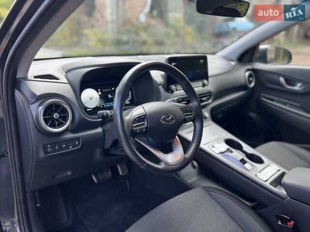 Сірий Хендай Kona, об'ємом двигуна 0 л та пробігом 93 тис. км за 16450 $, фото 11 на Automoto.ua