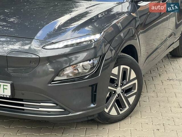 Серый Хендай Kona, объемом двигателя 0 л и пробегом 58 тыс. км за 16950 $, фото 1 на Automoto.ua