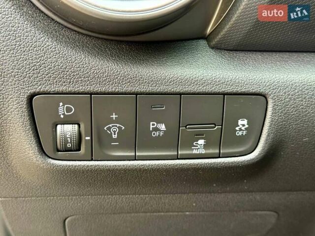 Серый Хендай Kona, объемом двигателя 0 л и пробегом 52 тыс. км за 17200 $, фото 17 на Automoto.ua