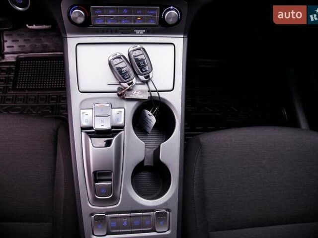 Серый Хендай Kona, объемом двигателя 0 л и пробегом 47 тыс. км за 17950 $, фото 63 на Automoto.ua