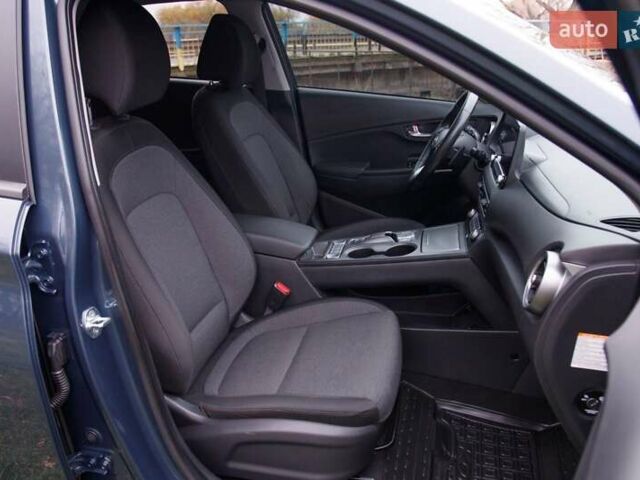 Серый Хендай Kona, объемом двигателя 0 л и пробегом 47 тыс. км за 17950 $, фото 70 на Automoto.ua