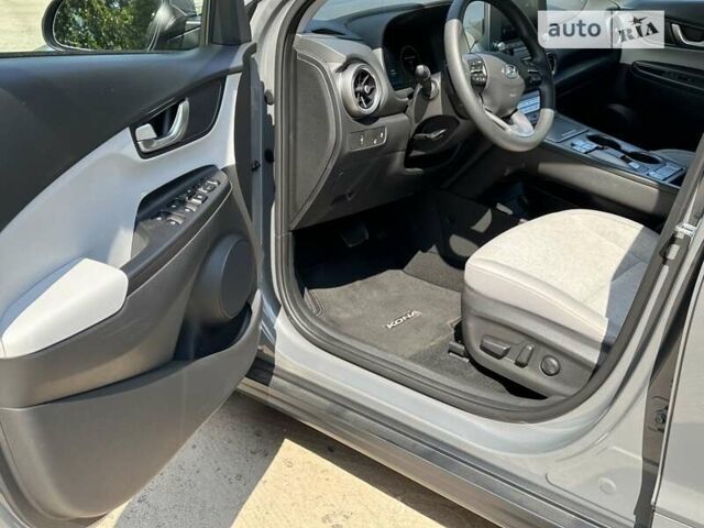 Серый Хендай Kona, объемом двигателя 0 л и пробегом 20 тыс. км за 19900 $, фото 7 на Automoto.ua