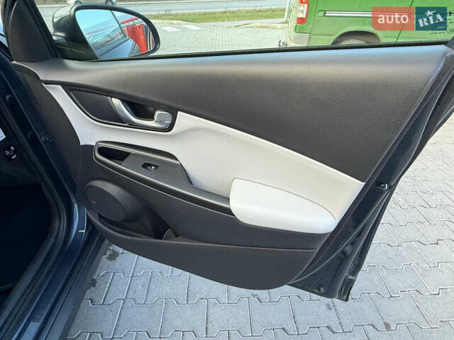 Сірий Хендай Kona, об'ємом двигуна 0 л та пробігом 63 тис. км за 22999 $, фото 26 на Automoto.ua