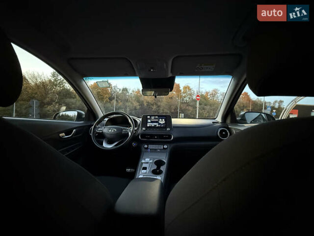 Серый Хендай Kona, объемом двигателя 0 л и пробегом 20 тыс. км за 16900 $, фото 16 на Automoto.ua