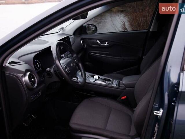 Серый Хендай Kona, объемом двигателя 0 л и пробегом 47 тыс. км за 17950 $, фото 66 на Automoto.ua