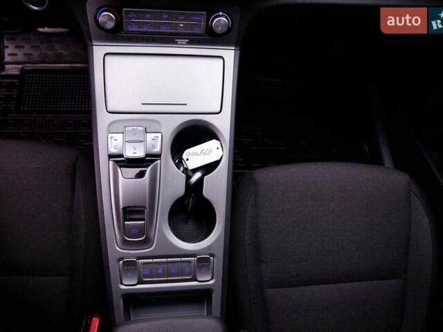 Серый Хендай Kona, объемом двигателя 0 л и пробегом 47 тыс. км за 17950 $, фото 61 на Automoto.ua