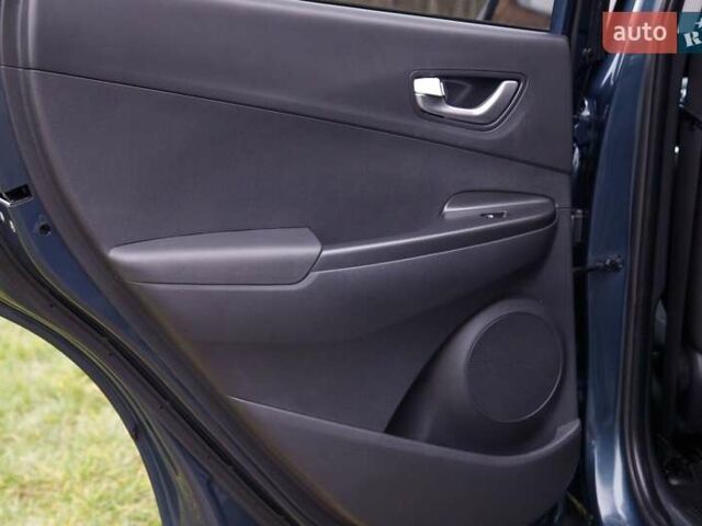 Серый Хендай Kona, объемом двигателя 0 л и пробегом 47 тыс. км за 17950 $, фото 75 на Automoto.ua