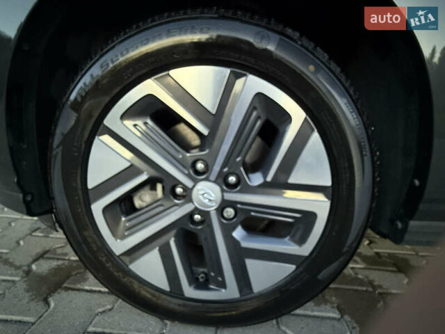 Серый Хендай Kona, объемом двигателя 0 л и пробегом 20 тыс. км за 16900 $, фото 9 на Automoto.ua