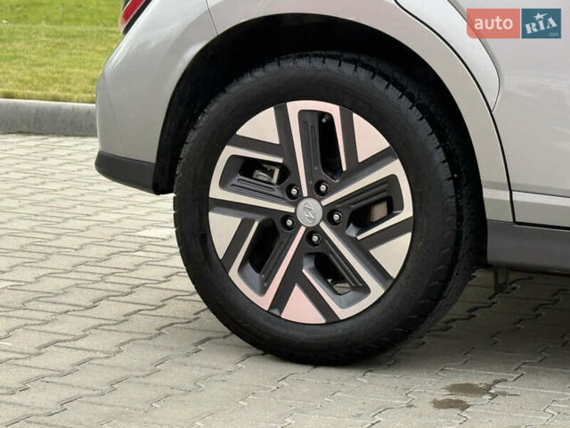 Сірий Хендай Kona, об'ємом двигуна 0 л та пробігом 50 тис. км за 16999 $, фото 16 на Automoto.ua