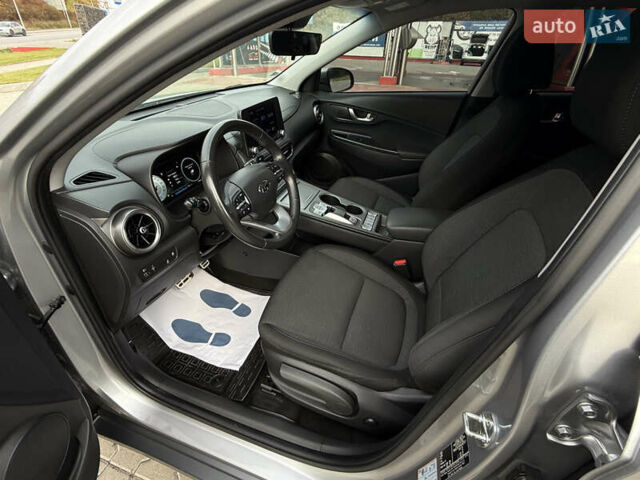 Сірий Хендай Kona, об'ємом двигуна 0 л та пробігом 50 тис. км за 16999 $, фото 7 на Automoto.ua