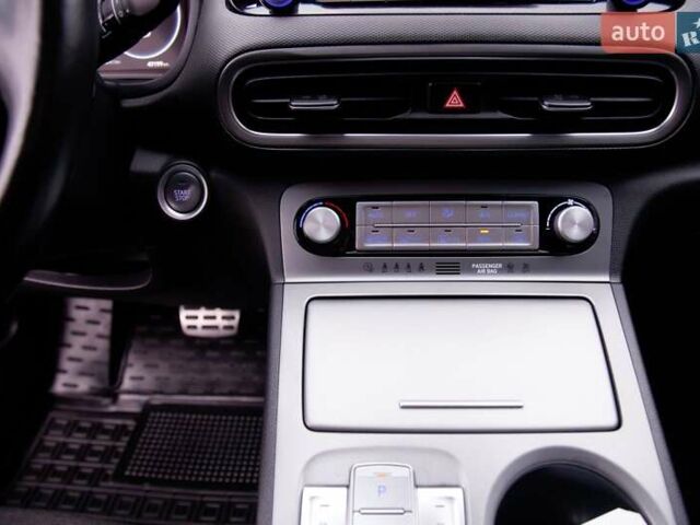 Серый Хендай Kona, объемом двигателя 0 л и пробегом 47 тыс. км за 17950 $, фото 60 на Automoto.ua