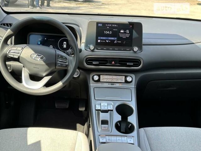 Серый Хендай Kona, объемом двигателя 0 л и пробегом 20 тыс. км за 19900 $, фото 5 на Automoto.ua