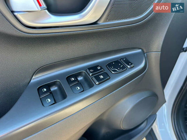 Сірий Хендай Kona, об'ємом двигуна 0 л та пробігом 25 тис. км за 21200 $, фото 15 на Automoto.ua