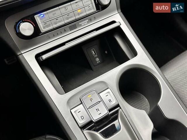 Синий Хендай Kona, объемом двигателя 0 л и пробегом 98 тыс. км за 18219 $, фото 8 на Automoto.ua