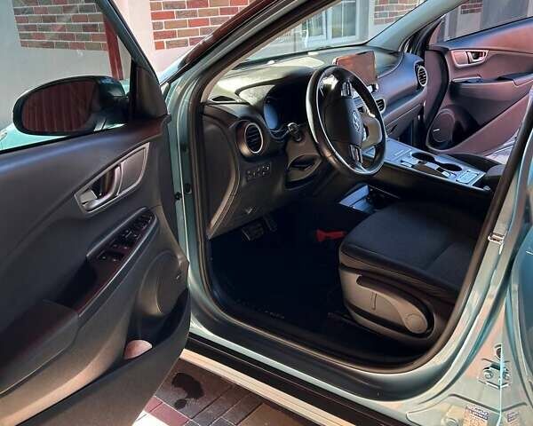 Синий Хендай Kona, объемом двигателя 0 л и пробегом 105 тыс. км за 16550 $, фото 2 на Automoto.ua