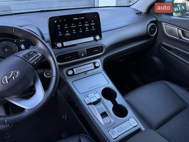 Синий Хендай Kona, объемом двигателя 0 л и пробегом 85 тыс. км за 17900 $, фото 55 на Automoto.ua