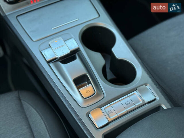 Синій Хендай Kona, об'ємом двигуна 0 л та пробігом 30 тис. км за 16900 $, фото 30 на Automoto.ua