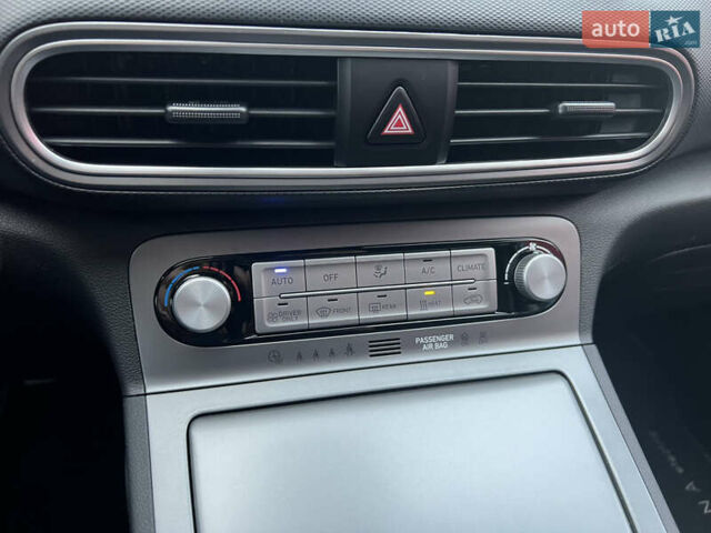 Зелений Хендай Kona, об'ємом двигуна 0 л та пробігом 50 тис. км за 18500 $, фото 24 на Automoto.ua