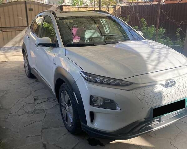 Белый Хендай Kona Electric, объемом двигателя 0 л и пробегом 108 тыс. км за 17500 $, фото 8 на Automoto.ua