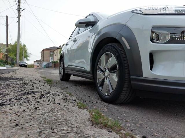 Белый Хендай Kona Electric, объемом двигателя 0 л и пробегом 131 тыс. км за 18650 $, фото 4 на Automoto.ua