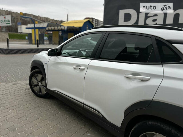 Белый Хендай Kona Electric, объемом двигателя 0 л и пробегом 78 тыс. км за 19700 $, фото 12 на Automoto.ua