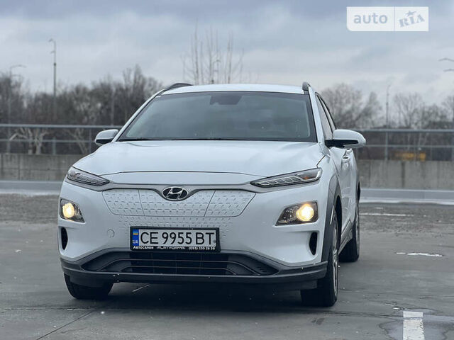 Белый Хендай Kona Electric, объемом двигателя 0 л и пробегом 82 тыс. км за 26999 $, фото 3 на Automoto.ua