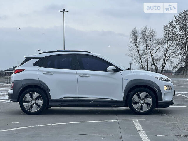 Белый Хендай Kona Electric, объемом двигателя 0 л и пробегом 82 тыс. км за 26999 $, фото 9 на Automoto.ua