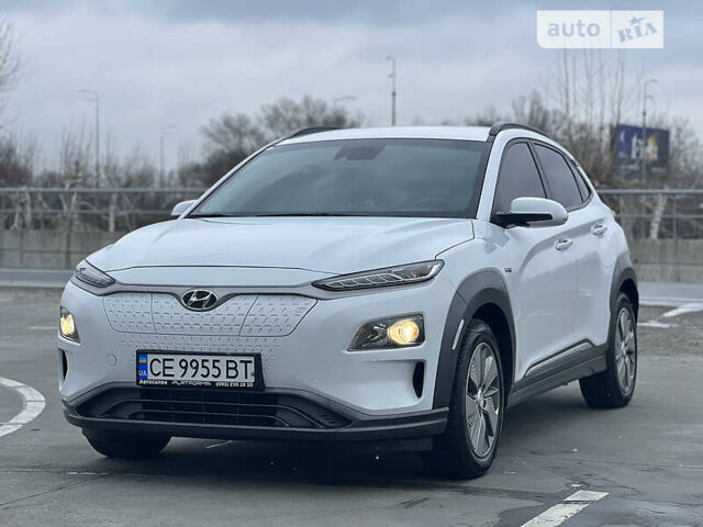 Белый Хендай Kona Electric, объемом двигателя 0 л и пробегом 82 тыс. км за 26999 $, фото 2 на Automoto.ua